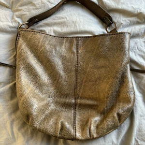 Väska Plinio Visona  - En Plinio Visona väska, ett italienskt varumärke. Nypris runt 3-5000, men köpt begagnad. 