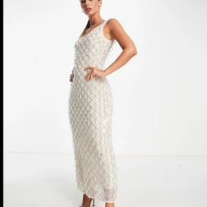 Söker!!  - Söker denna klänningen i storlek S. Den tillhör Asos collection men den är slutsåld. Söker exakt denna i samma färg som på bilden! Hör av er om ni har den och vill sälja i storlek S