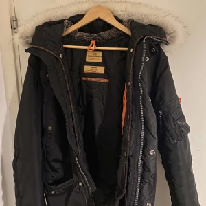 Parajumpers parka vinterjacka - Jag säljer min vinterjacka för att den bara tar plats i min garderob storlek M men passar S. Den är i ungefär 8-9/10 skick, finns inga hål, märken och har även ny päls som är ny fönad. Man kan även göra om den till en vårjacka. Pris kan diskuteras