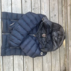 Nu säljer jag min Colmar Jacka!! Nypris 4000 och mitt 1200. Storlek 48, pris kan diskuteras - Denna jackan är ifrån Colmar, den har några små hål i sömmarna som man änkelt kan fixa med hjälp av en blå tråd, jag säljer den eftersom den börjar bli för liten. Den passar till folk som är mellan 163 till 174 cm. PRIS KAN DISKUTERAS!! 