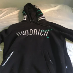 Hoodrich  - Säljer denna hoodrich som är väldigt fett och har även små detaljer som är rikigt snygga den är bra nu till hösten nör det börjar bli lite kallare efter som den är ganska tjock vid frågor om vad som helst är det bara att höra av dig 💯💯