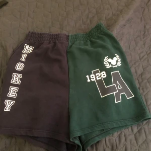 Mickey mouse shorts  - Shorts med mickeys namn på bra skick har aldrig haft på mig den 
