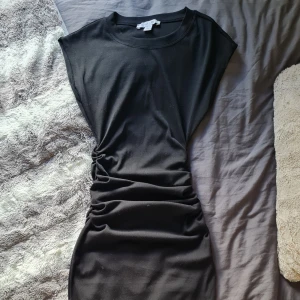 Svart långklänning - En svart kläninng från Amisu. Använt 2 gånger så är i perfekt skick.