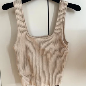 Kort beige topp - Nästan aldrig använd 