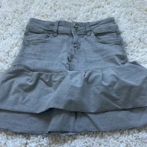 Jeans kjol - Jeans kjol som jag har sytt stjälv, super fin men passar inte mig! Säljer den för 350kr ❤️❤️ storlek 146! 