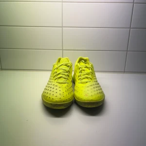 Fotbollsskor nike - Jag säljer mina fotbollsskor som är för små. De har inga dobbar. Storlek: 42.5  Om mer frågor kontakta gärna!