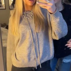 Beige stickad hoodie  - Supermysig beige stickad hoodie från Lindex. Bra skick!!😍😍