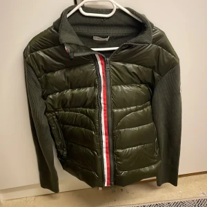 Säljer min moncler cardigan då jag inte använder de mer! - Skick 9/10 inga skador bara använd i en månad. Tar bara swish innan frakt