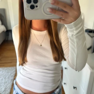 Vit långärmad topp - Vit topp från Gina Tricot i storlek XXS! Passar XXS-S! 🤍 svarar på alla frågor & prisförslag! 