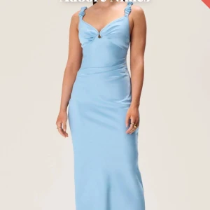 Adoore klänning - nimes slip dress baby blue - Oanvänd med lapp kvar. För stor för mig vid bysten därav försöker jag sälja vidare den. Nypris 1395. Skriv för egna bilder.