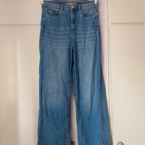 Hm jeans - Köpt secondhand men i fint skick! Säljer då de är för långa för mig (är 158 cm)