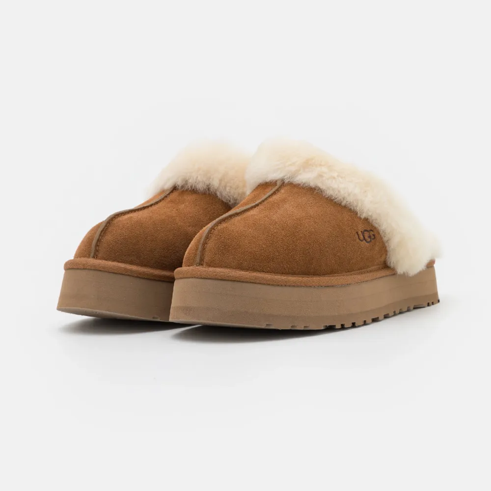 Säljer mina sparsamt använda uggs.  Storlek 39!  Skriv i DM så skickar jag bilder!   Går att använda som både inne och uteskor, jag har haft dom inomhus.  Köpta för 1495 kr. Skor.