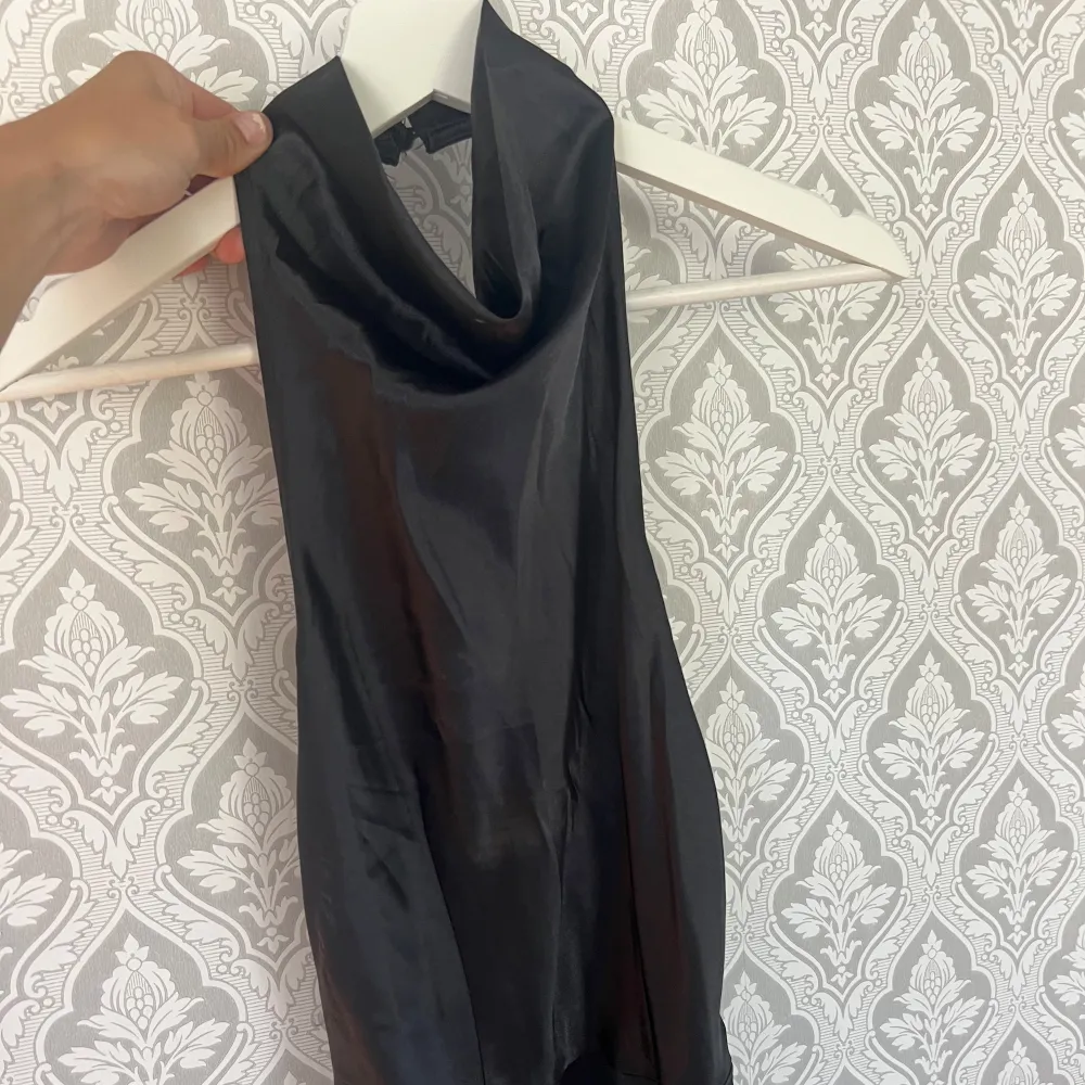 Maxiklänning i satin.  Köpt på prettylittlething 2020. Finns inte kvar att köpa. Hög krage med öppen rygg. Slits framtill. Väldigt fin balklänning. Endast testad, aldrig använd.  300kr inkl frakt Storlek 34 . Klänningar.