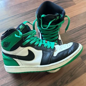 Nike Air Jordan 1 Retro High OG 'Green Toe'  - Storlek 42, men passar till stl 40-41. Bra skick. Använde några månader. Frakten tillkommer. 