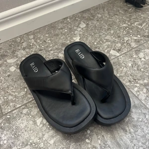 Sandaler - Sandaler från märket Raid, aldrig använda.  Storlek 38.  250kr inkl frakt. 