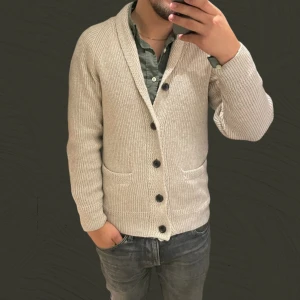 Cardigan tröja 👕  - Säljer denna riktigt snygga cardigan tröjan perfekt för dig som söker en riktig skyst tröja nu till hösten! 