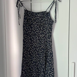 Klänning - Säljer denna blommiga sommarklänning från Shein, storlek S.  Klänningen är oanvänd 