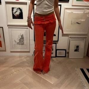 Snygga byxor - Dösnygga byxor/jeans!! Orangea byxor som är favvisar och så efterfrågade🙏🔥sitter perfekt på mig som är 160 och brukar bära 34 men är väldigt stretchiga så funkar på större storlek oxå💕💕
