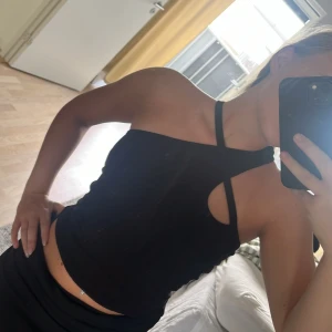 Svart tipp - Svart topp från NA-KD 