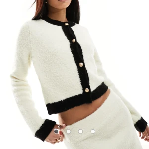 Stickad kofta med guldknappar  - Stickad kofta med guldknappar i storlek XS från Asos