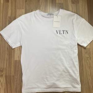 Säljer en helt ny Valentino T-shirt,väldigt skönt material och är i storlek S/M