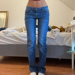 Jeans  - Low waisted bootcut jeans, i bra skick!! 🤗 midjemått 38cm, innerbenslängd 86cm ❤️