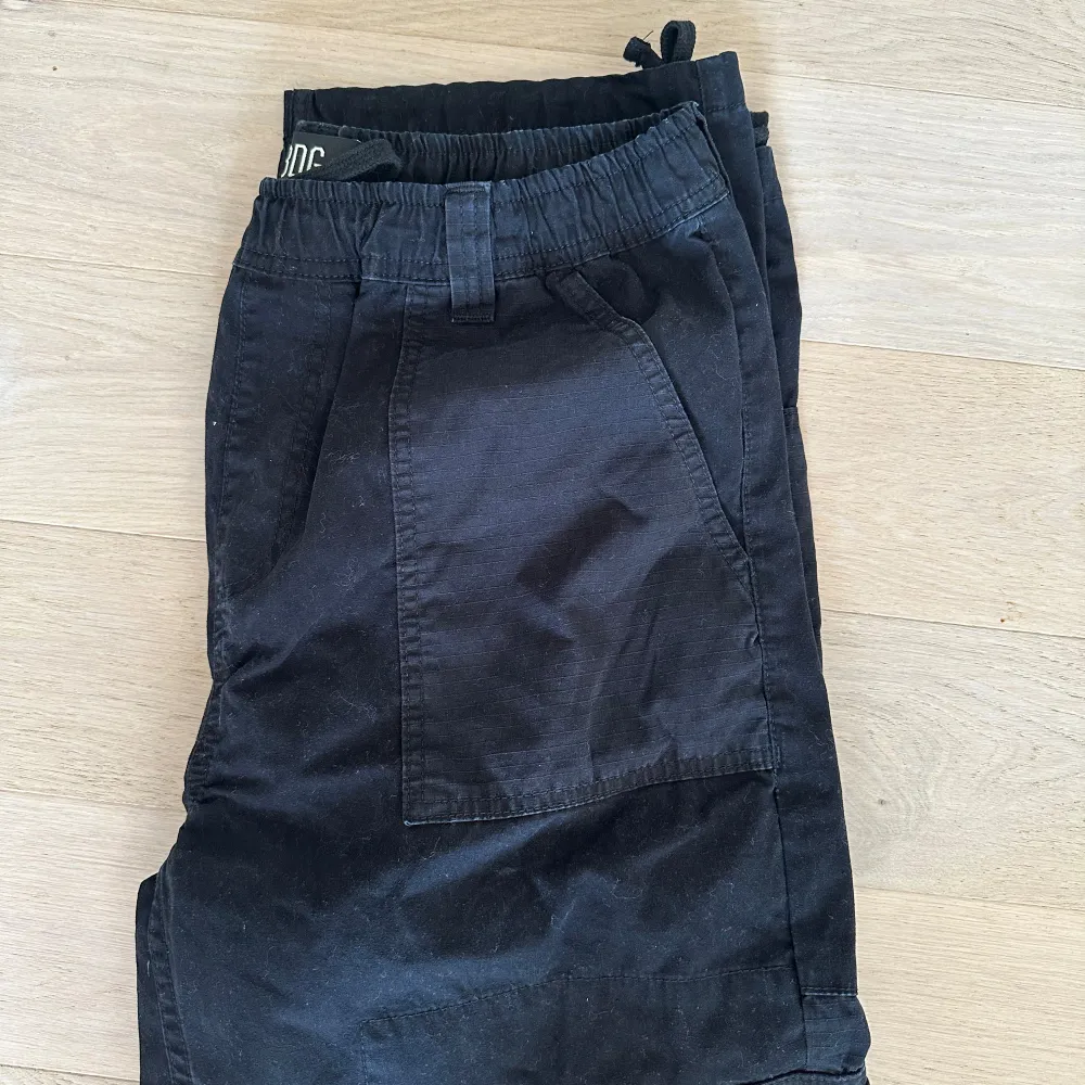 Urban Outfitters Cargo byxor. Stl 32/32 använda 1 gång. Super sköna och sitter sjukt bra, är 185 och väger 83 kg. Nypris var 700kr mitt pris, 300 eller bud.. Jeans & Byxor.