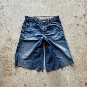 Flares jeans shorts  - Flared jorts med distressing. Vintage skick med små slitningar. Baggy passform
