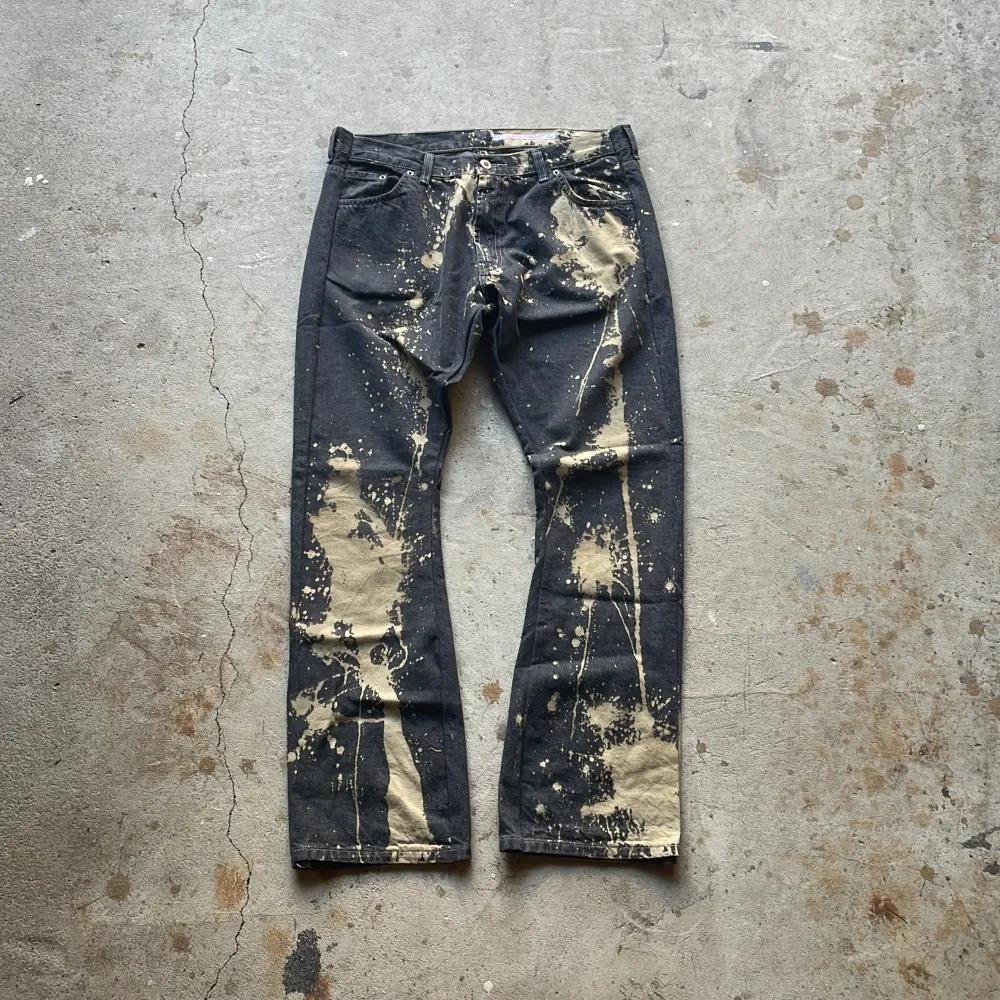 Reconstructed Bleached jeans. Vintage skick utan flaws. Bootcut passform. Jeans & Byxor.