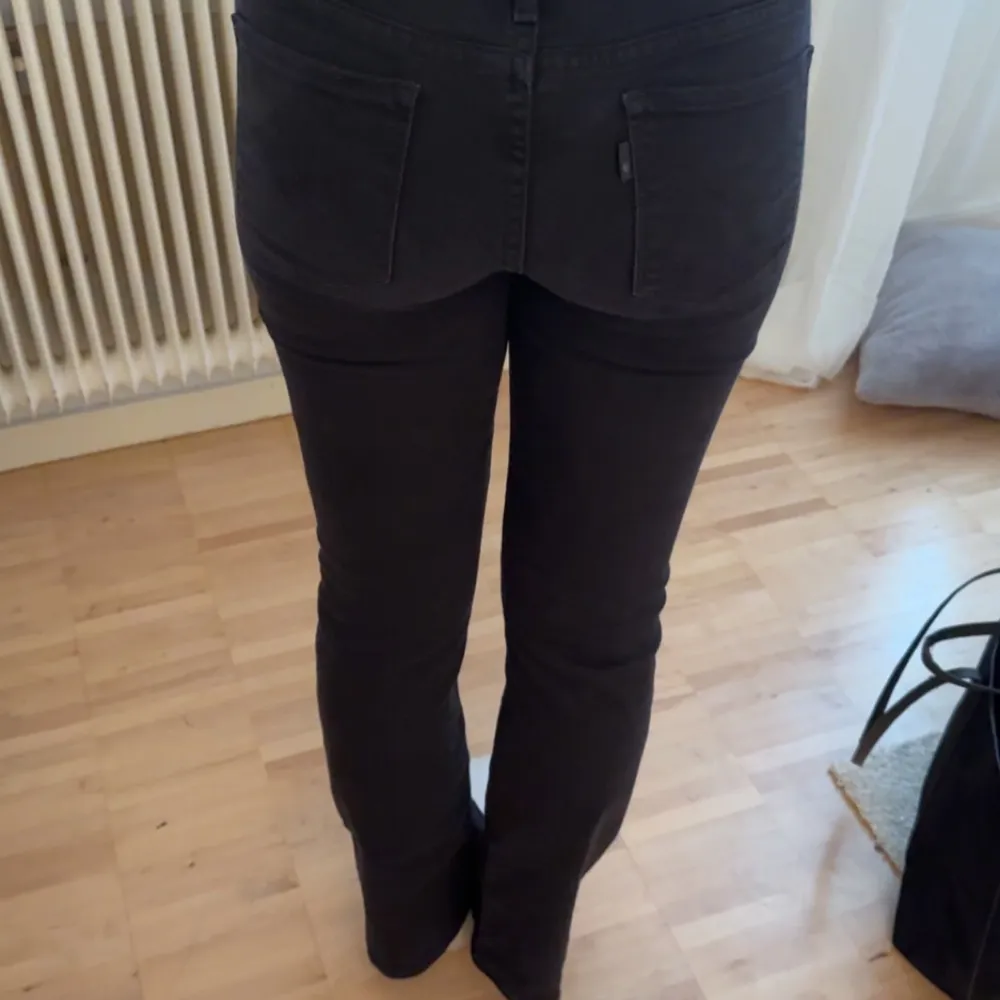 Super snygga Levis som är bootcut i storlek 26 typ xs men passar även S Säljer pga inte kommer till användning❤️ skriv för frågor. Jeans & Byxor.