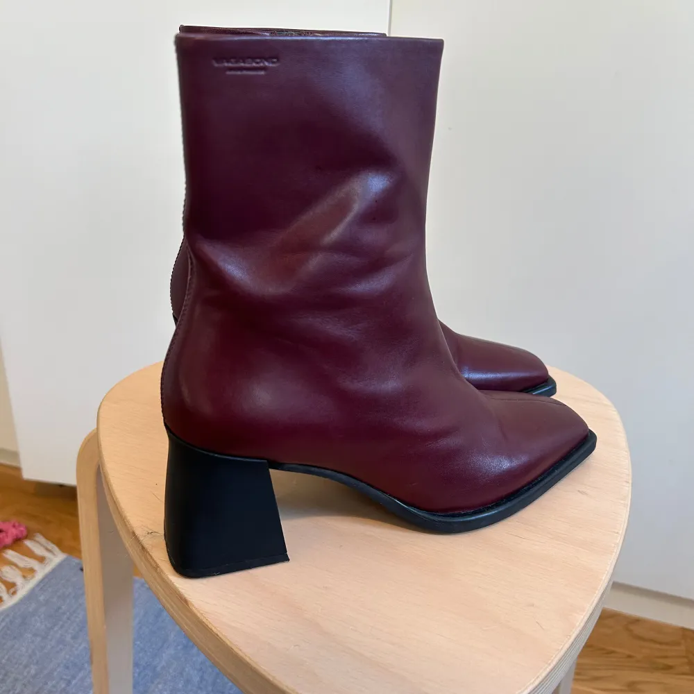 Burgundy/red vagabond “Hedda” boots in size 37. Only worn a few times ! . Skor.