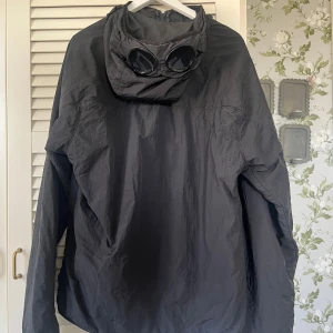 C.P. Company jacka - C.P. Company jacka inköpt någon gång förra hösten på nk i Göteborg. Använd men i fint skick. Kvittot finns måste bara hitta det! Storlek 50 som motsvarar large. 