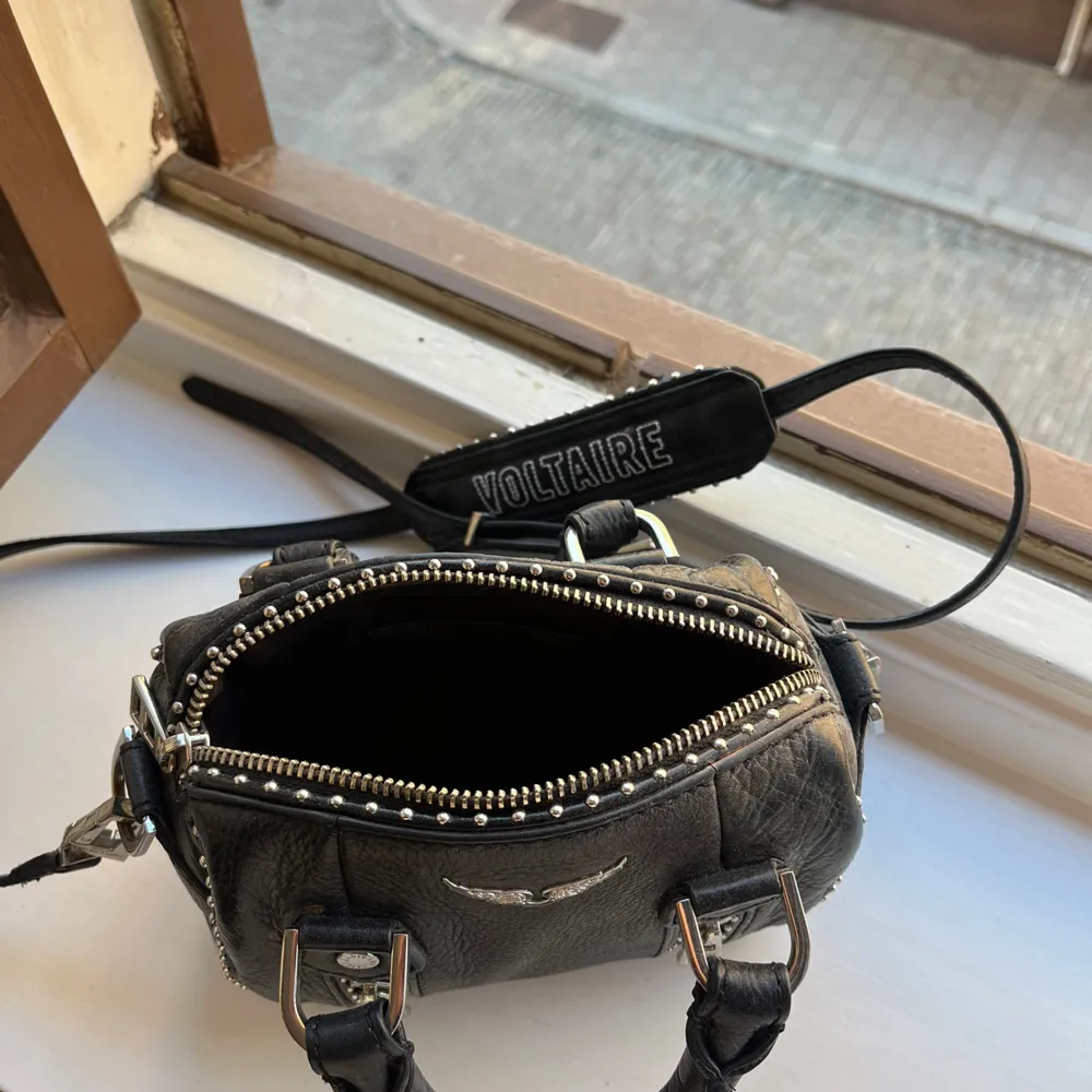 Zadig väska i mini. Super snygg och najs. Perfekt till skola eller jobb där du har plånbok, nycklar och telefon . Laukut & Käsilaukut.