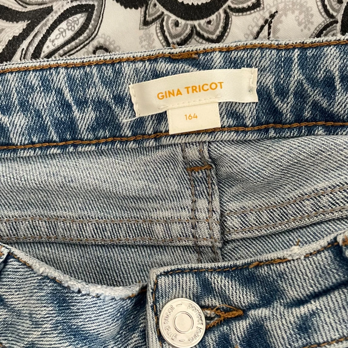 Blå jeans från Gina Tricot - 91
