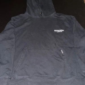 Represent hoddi - Hej! Säljer denna hoodie för 1799 kr, kan sänka priset vid snabb affär. Nypris var 2159 kr. Säljes på grund av fel storlek, den passar mig inte. Storlek M. Hör av dig vid intresse!"