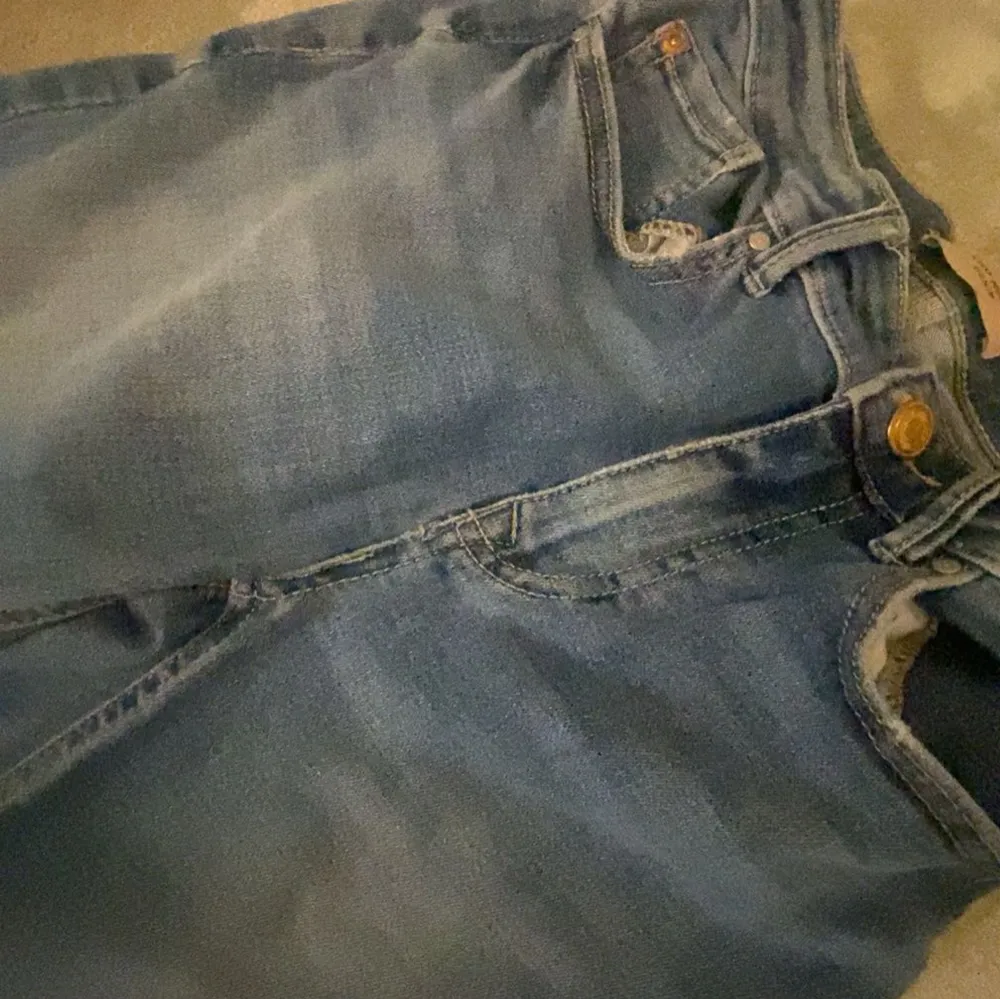 Ganska Lowwaits. Nästan nytt skick! Storlek XS/S men är väldigt stretchiga. skriv om en bild på så fixar jag jätte snabbt. 🥰. Jeans & Byxor.