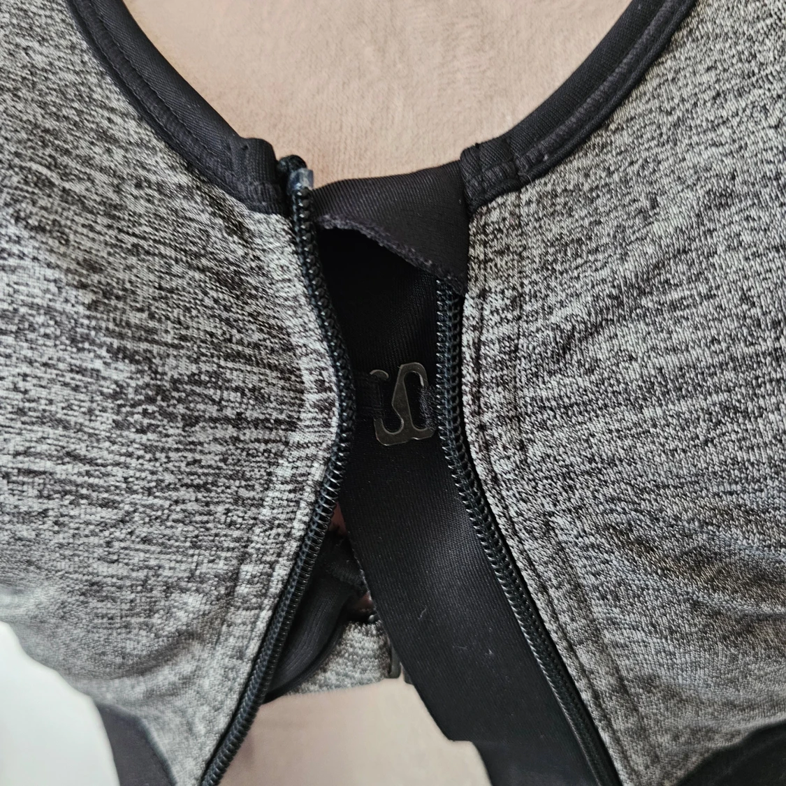 Grå sport-bh med dragkedja framtill - 92