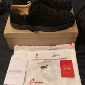 Christian Louboutin - Tjena! Säljer dessa skit snygga Loubs som inte används längre, finns kvitto o box o allt medföljer, skriv dm vid funderingar eller liknande🫡