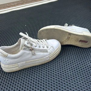 Rieker skor - säljer dessa söta rieker skor som är slutsålda originalpris 849 kr🤍  