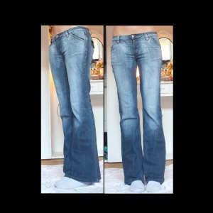 Blåa lowwaist bootcut jeans - Jätte coola lågmidjade blåa bootcut jeans, snygga fickor. Det står storlek L på byxorna men dom passar som S så kolla måtten för att se om dom passar♡♡ Midjemått: 40cm Innerbenslängd: 80cm 