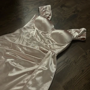 Dress - Babyrosa klänning men en fin öppning vid benet. Klänningen sitter tajt vid rumpan och midjan och framhäver ens former. Klänningen är aldrig använd 🌸  Passar både XS/S