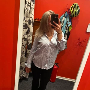 Blus - En fin dam skjorta i ljusblå, från gant, går in i höfterna! (Ej struken)💙inga defekter 