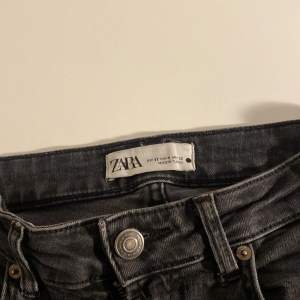 Jeans ifrån zara i fint skick. Dem är sparsamt använda.  Tar även emot byten mot stl 34 