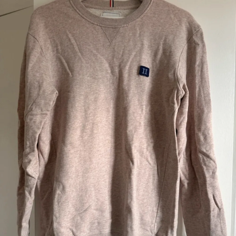 Beige Les Deux sweatshirt med litet tryck. Tröjan är i väldigt fint skick. . Tröjor & Koftor.