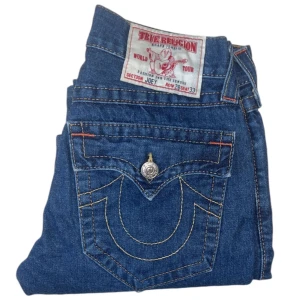 True Religion jeans - True Religion jeans Joey flared fit. W28 [Ytterbenslängd 93cm] [Innerbenslängd 71cm] [Midja 39cm] [Benöppning 23cm]