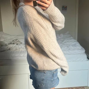 Beige stickad tröja från H&M - Säljer en beige stickad tröja från H&M, storlek XS. Pris kan diskuteras😊