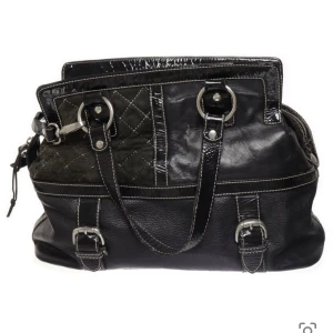 Snygg svart väska - Använt i några månader men köpte den i nyskick. Skit snygg för everyday eller ute väska. 