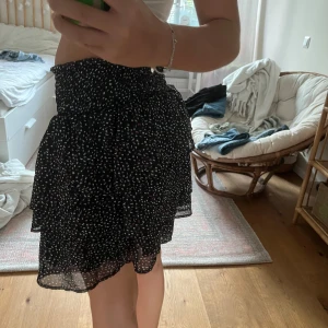 Svart kjol med mönster  - En svart kjol med mönster från HM säljs inte längre.