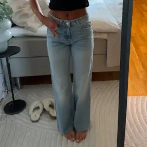 Mid waist jeans från Zara🥰 aldrig använda men klippta för att passa mig som är 163!💕