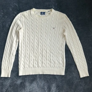 Stickad Gant Tröja - Säljer nu denna feta Gant Cable C-Neck tröjan. Skick 9/10 Skriv för mer info 